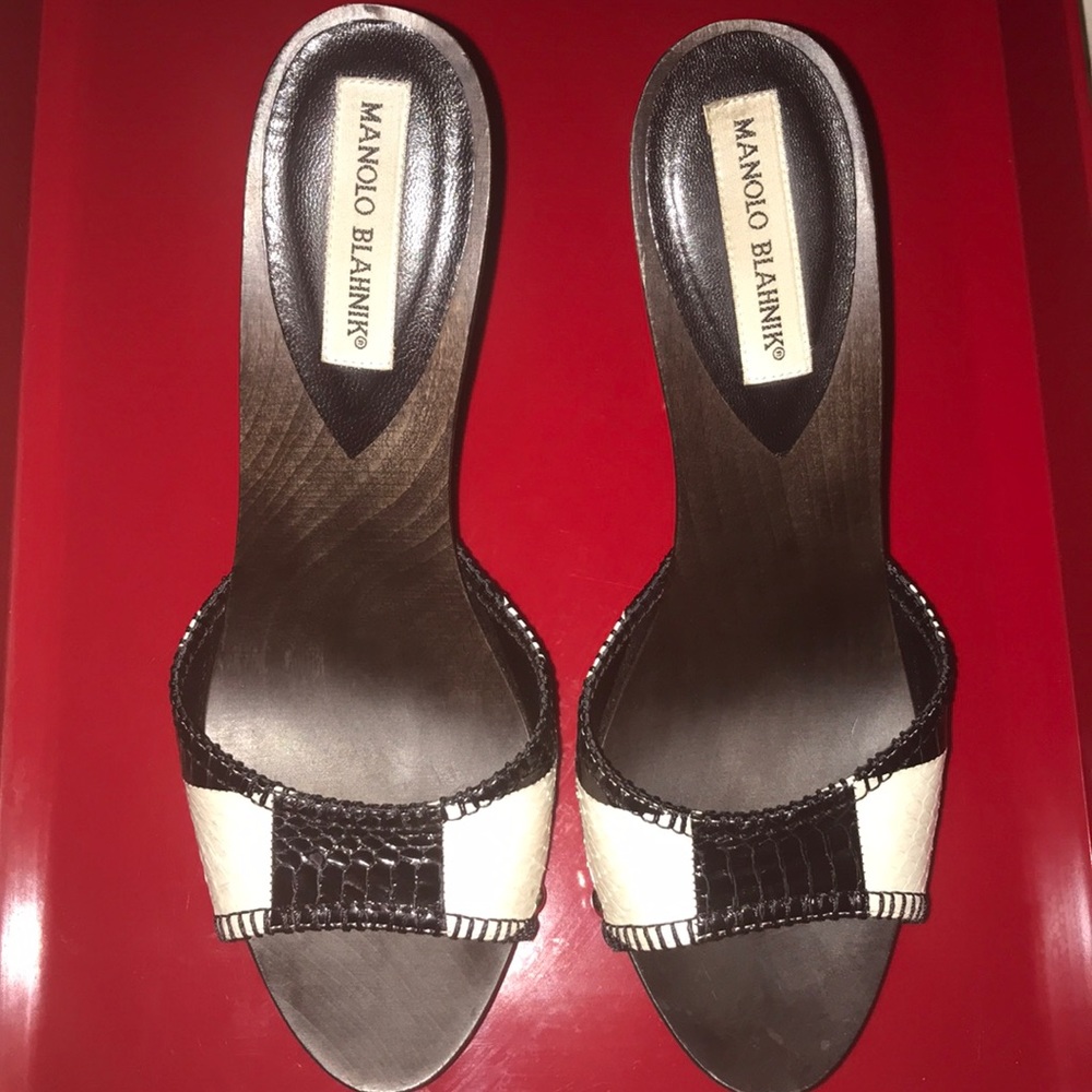 💯 Authentic Manolo Blahnik  Python Heels